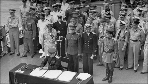 Генерал-лейтенант К.Н. Деревянко подписывает от имении СССР Акт о капитуляции Японии, 2 сентября 1945 г., линкор "Миссури", Токийский залив