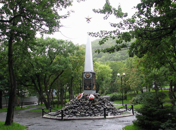 Памятник-обелиск воинам Советской армии – освободителям Курильских островов от японских милитаристов. Установлен в сквере в центре Петропавловска-Камчатского 6 ноября 1946 года
